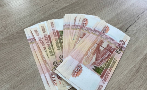 Девушка, проходившая стажировку на должность продавца, украла 5 тысяч рублей из кассы магазина в городе Севастополь