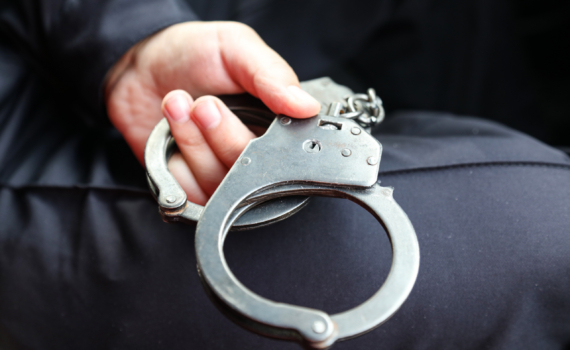 Мужчина в Алтайском крае напал на полицейских Мужчина в Алтайском крае напал на полицейских