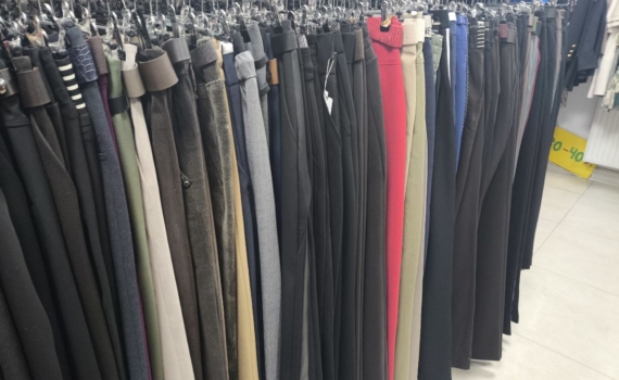 Цвет капучино вместо синего: светло-коричневые джинсы — хит весны 2026 Цвет капучино вместо синего: светло-коричневые джинсы — хит весны 2026